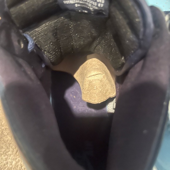 Like NEW Nike Air Jordan Retro size 9. A beautiful sneaker on & off the court🏀🏀 - Picture 6 of 13